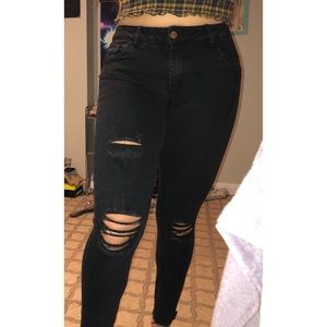 Low-rise ripped skinny jean